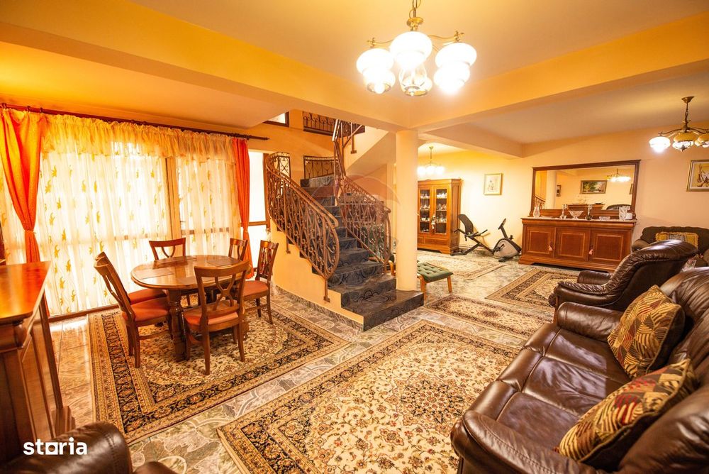 Casa de vanzare 6 camere, curte 1000 mp și piscina, strada Bucuresti