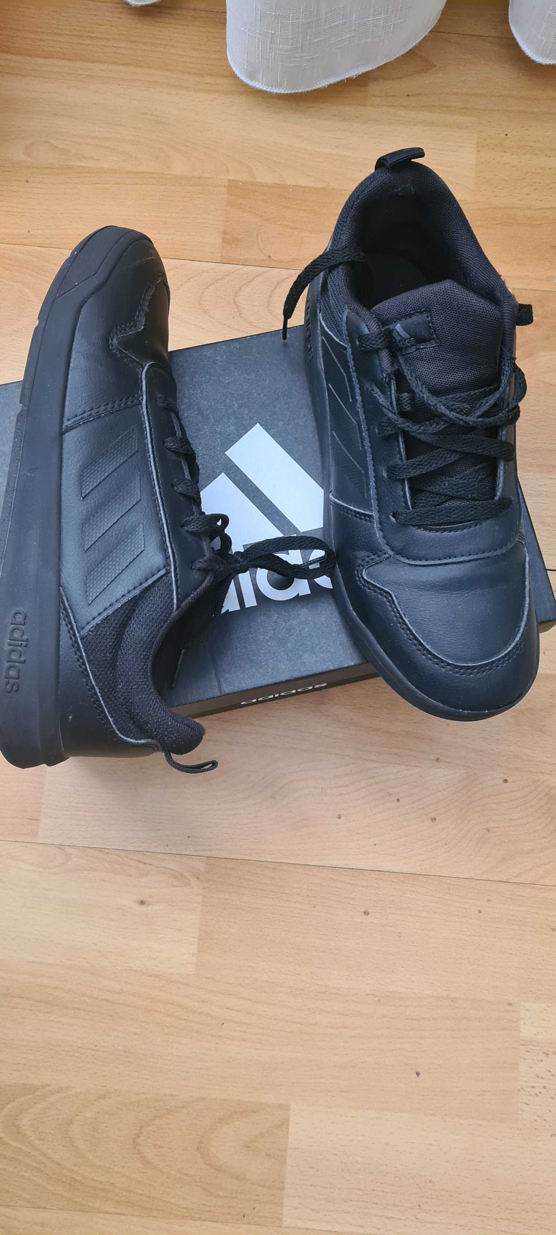 Adidas nr.38 negru, aproape noi,purtati de un copil doar de cateva ori