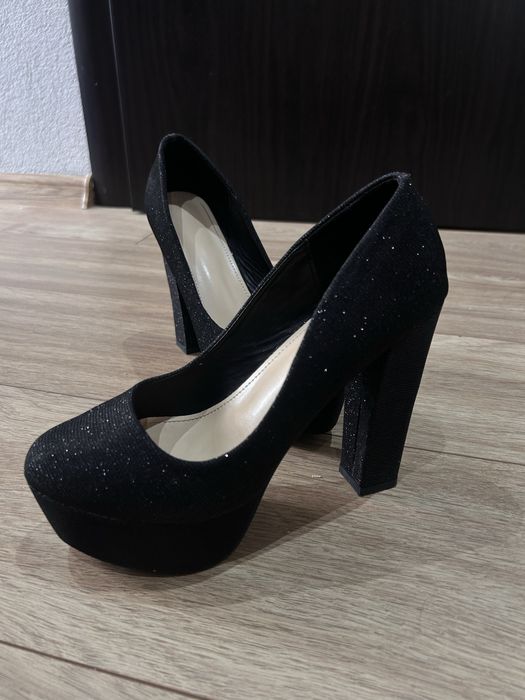 Високи черни токчета