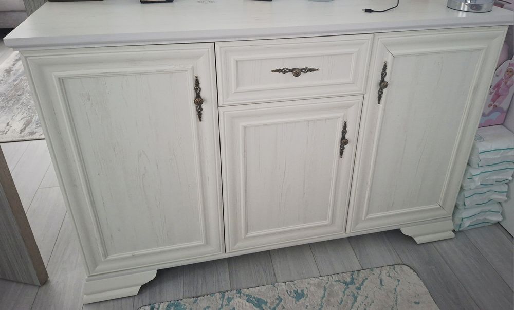 Vand comoda alb antichizat