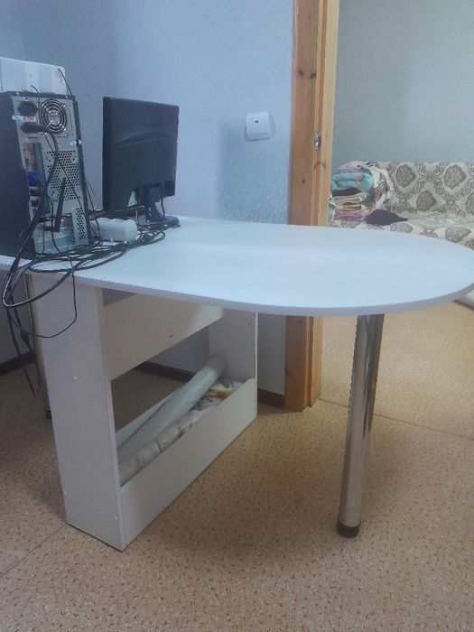 Продам стол раздвижной белого цвета