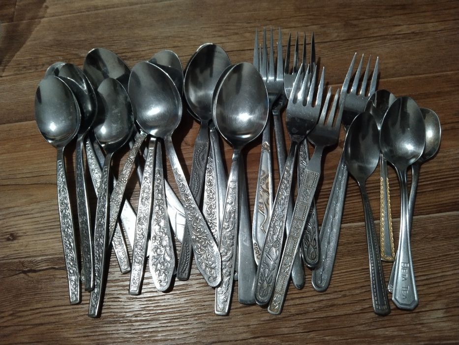 Ложки, вилки, ножи, доски, бокалы, тарелки