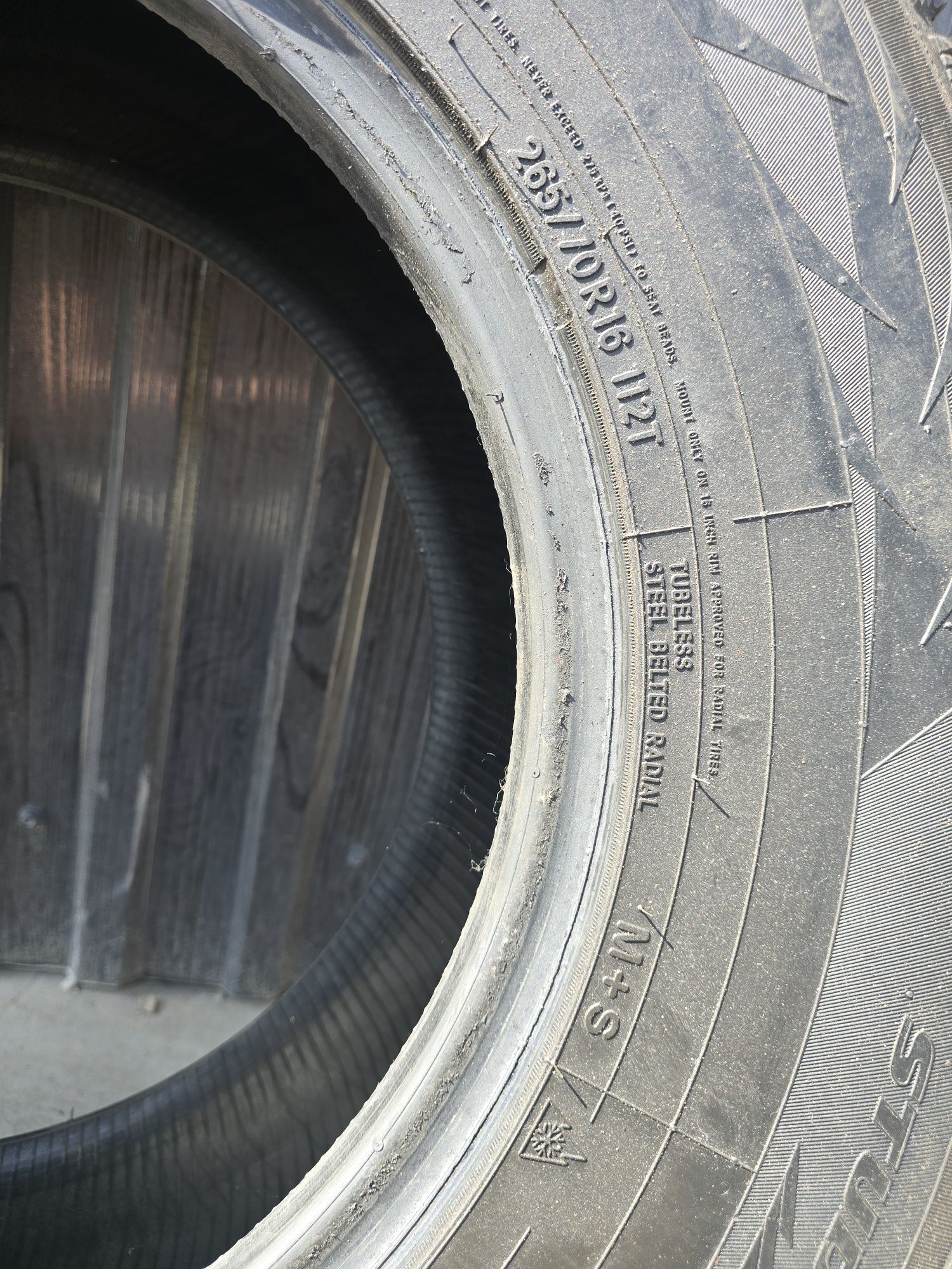 Продам зимние шипованные шины TOYO Observe G3-ICE, размер 265/70 R16.