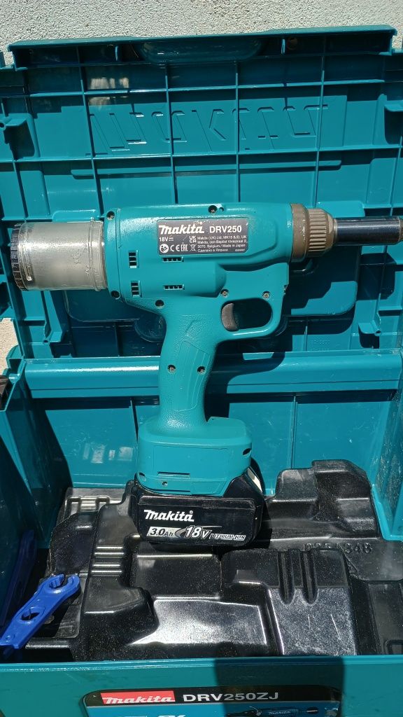 Pistol popnituri Makita drv250 la cutie cu baterie de 3 amperi