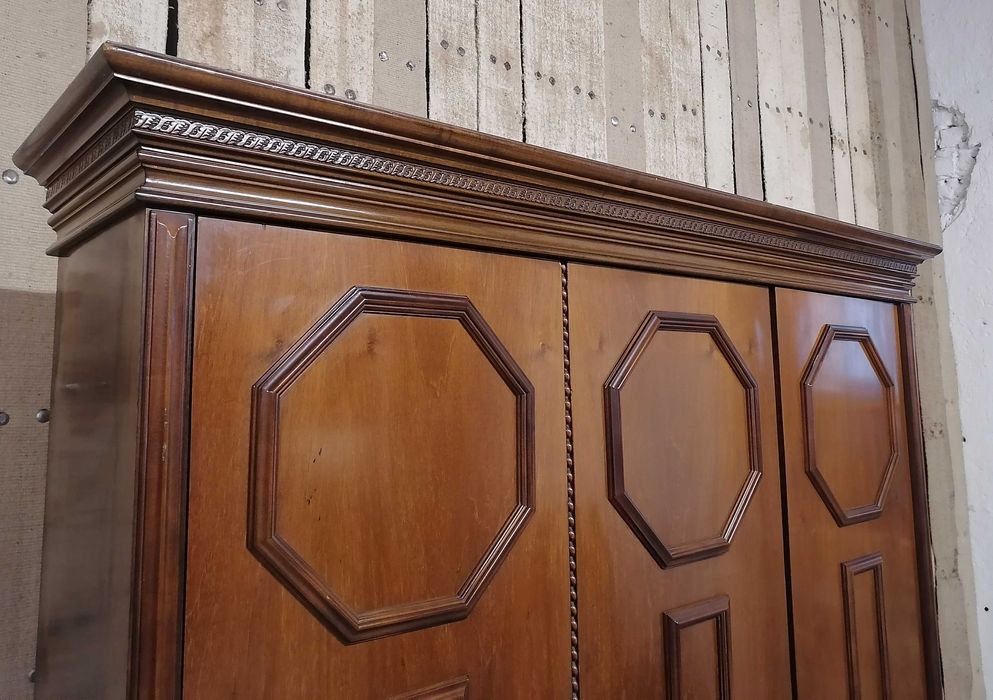 Cuier/ Dulap vechi din lemn cu oglinda, cu eticheta NOVARA, Italia