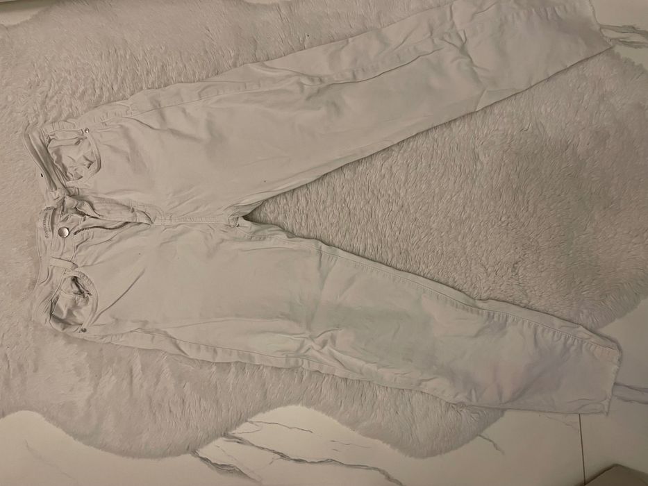 Бели дънки Stradivarius