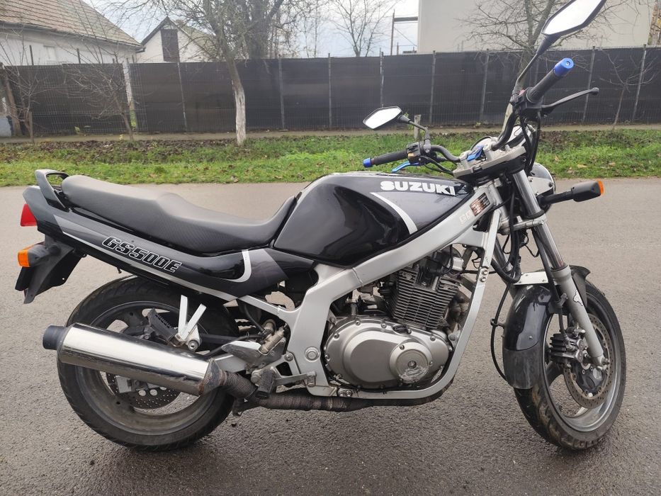 Vând motocicleta Suzuki
