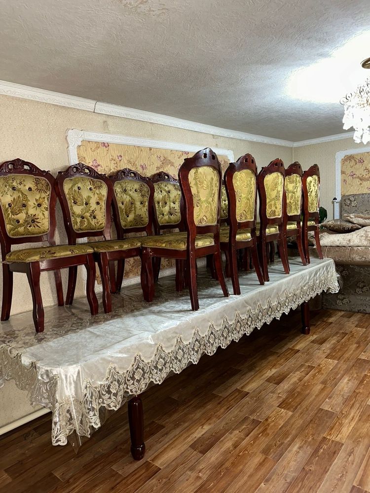 Королевские стол и стулья