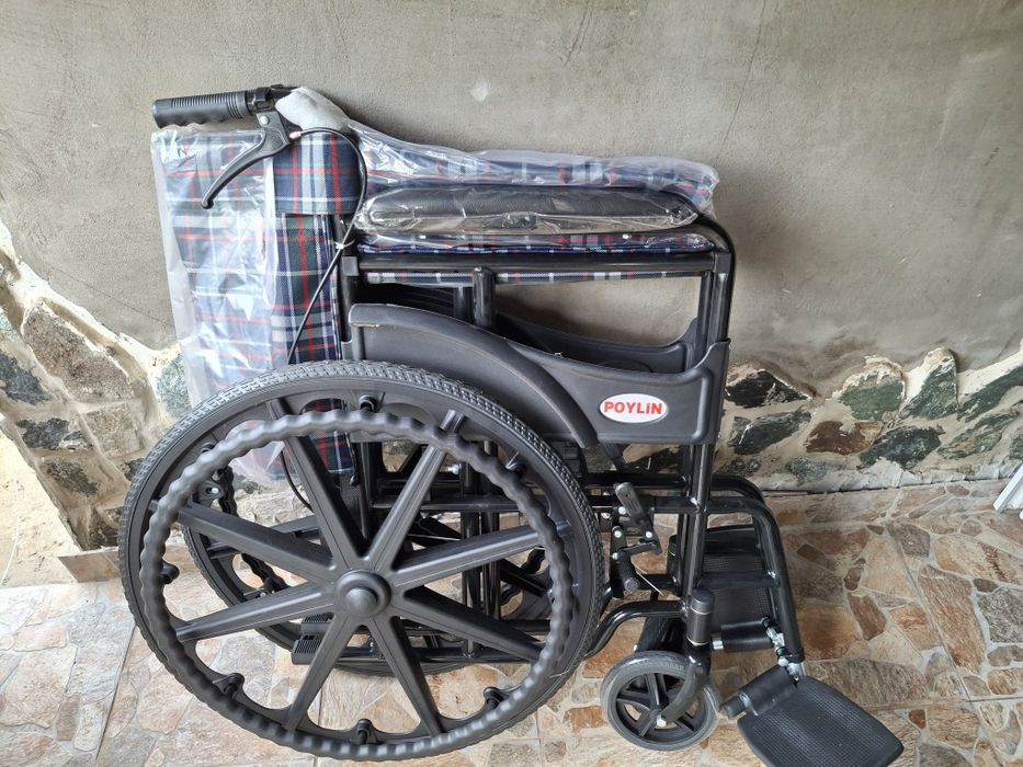 Продавам инвалидна количка чисто нова с гаранция