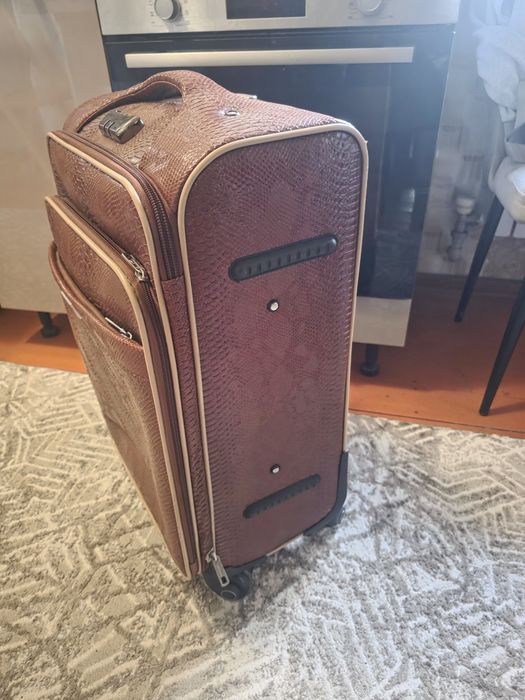 Продам отличный чемодан