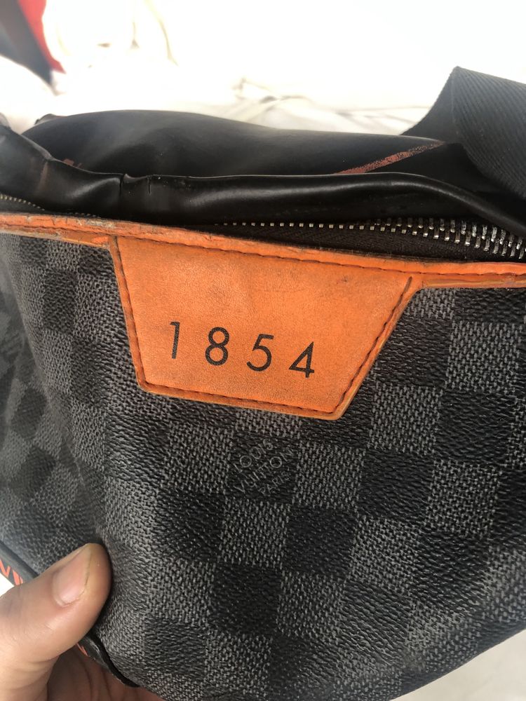 Louis Vuitton чантичка тип през рамо