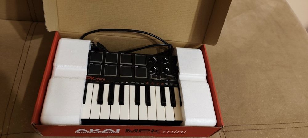 AKAI MPK MINI MPC синтезатор