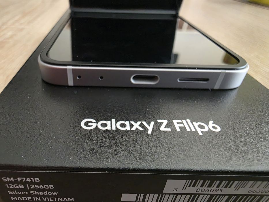 Перфектен Samsung Z Flip 6 256GB Silver Shadow, в гаранция