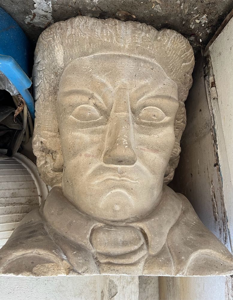 Doua bucati piatra sculptata manual