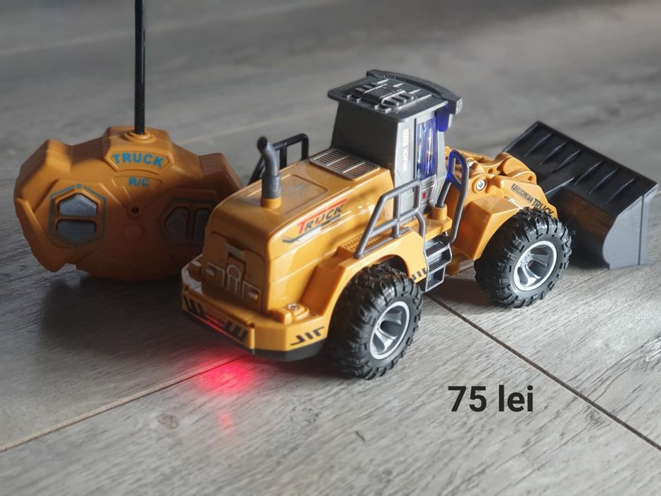 Tractor lumini ,sunete și cu telecomanda aproape nou