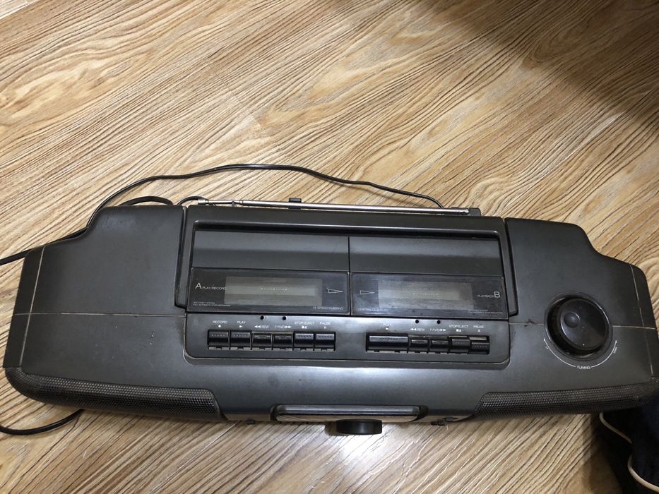 Продаются магнитофоны , колонки.