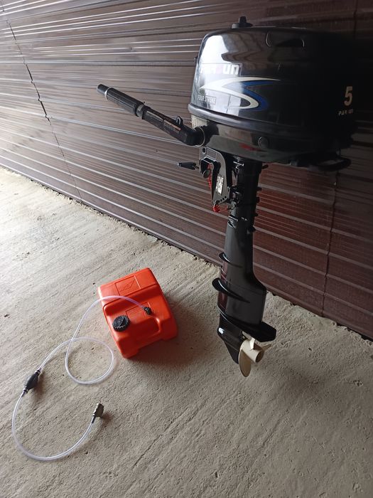 Barca gonflabila cu motor