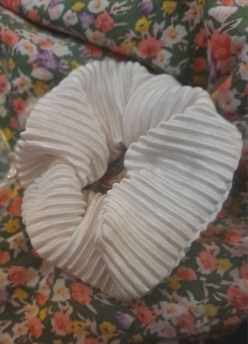 DE VÂNZARE! taba squishy negru cu sclipici și elastic de păr scrunchie