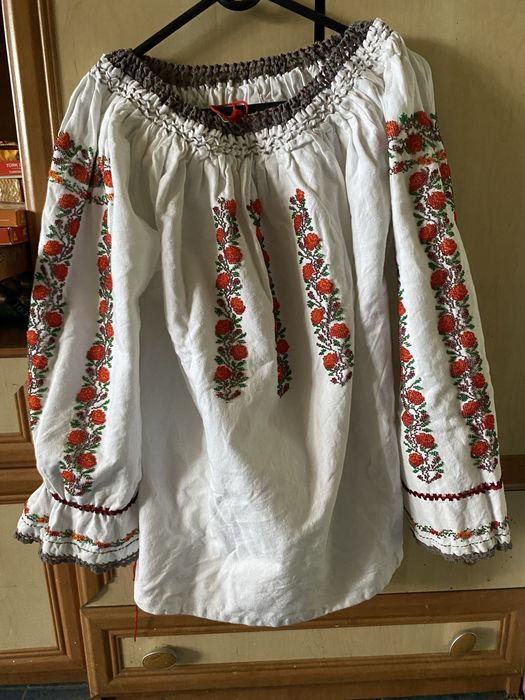 De vanzare camasi cusute cu margele