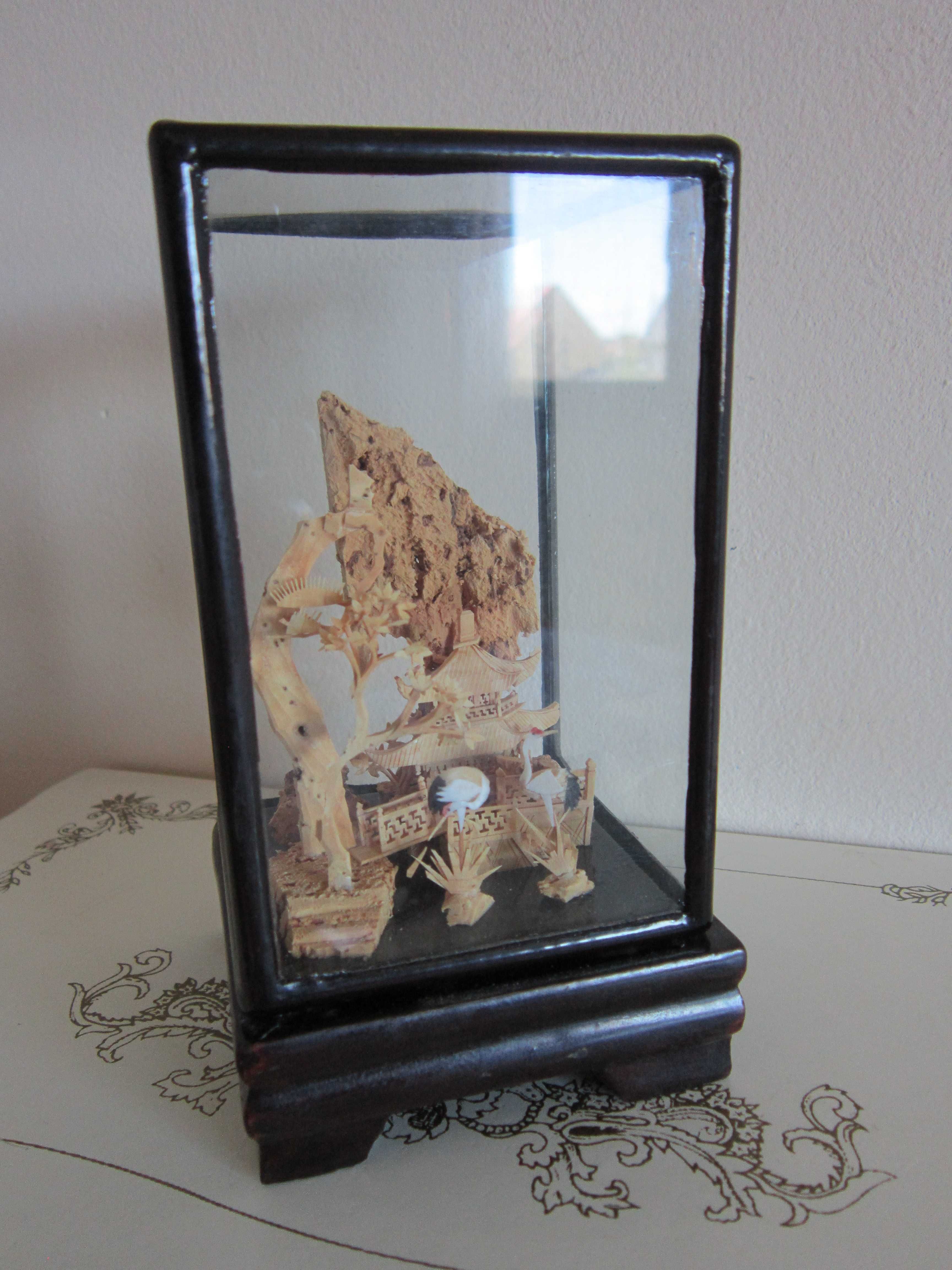 cadou rar Diorama sculptura cocori,templu,vintage colectie China'60