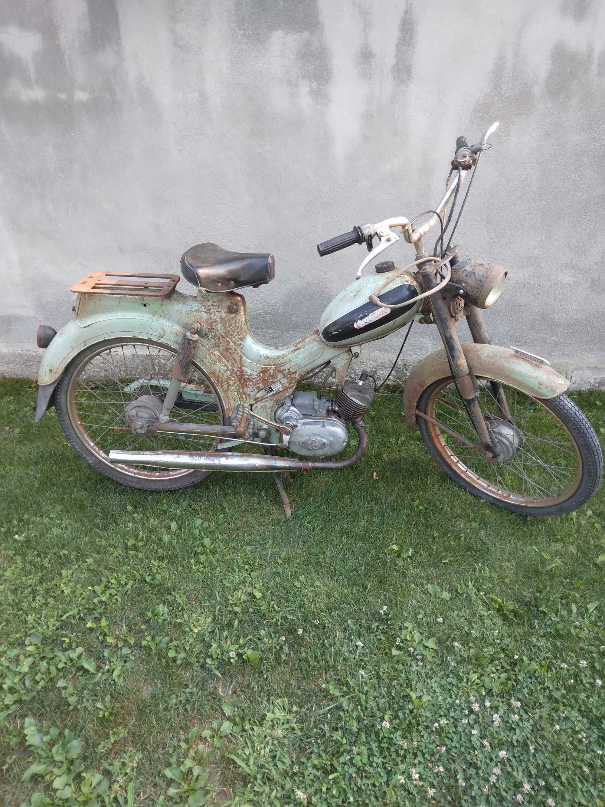 Motocicleta veche, vintage, de epoca Legnano