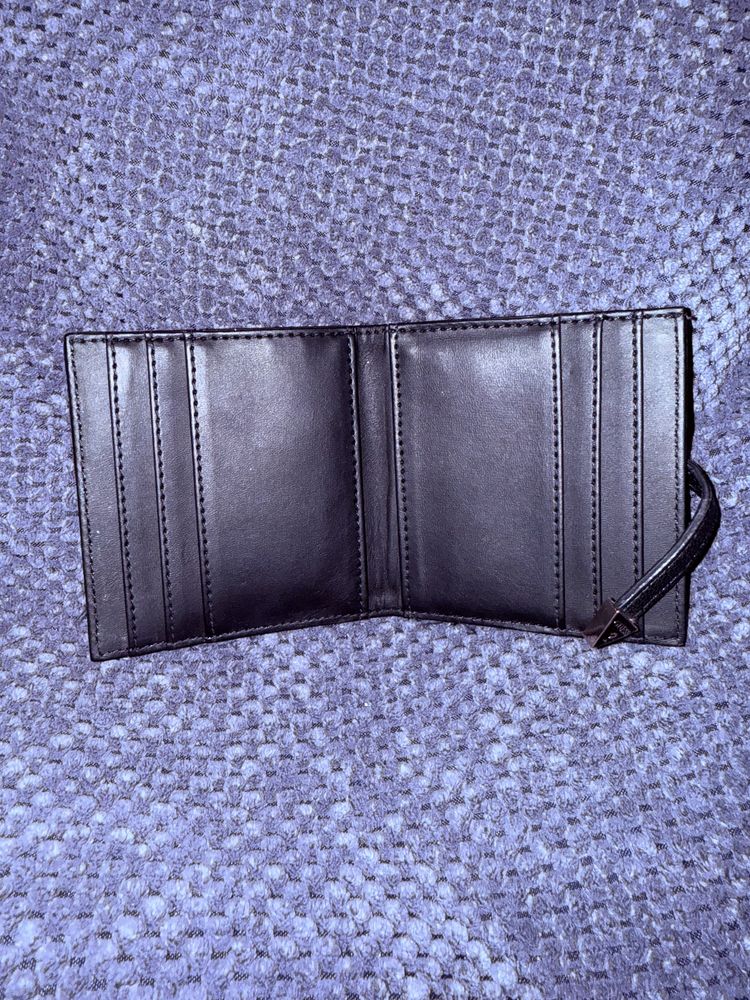Продавам портмоне Guess