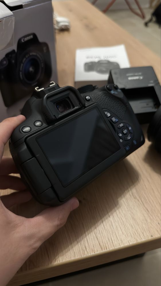 Canon EOS 700D + obiectiv 18-55mm IS STM – stare foarte bună