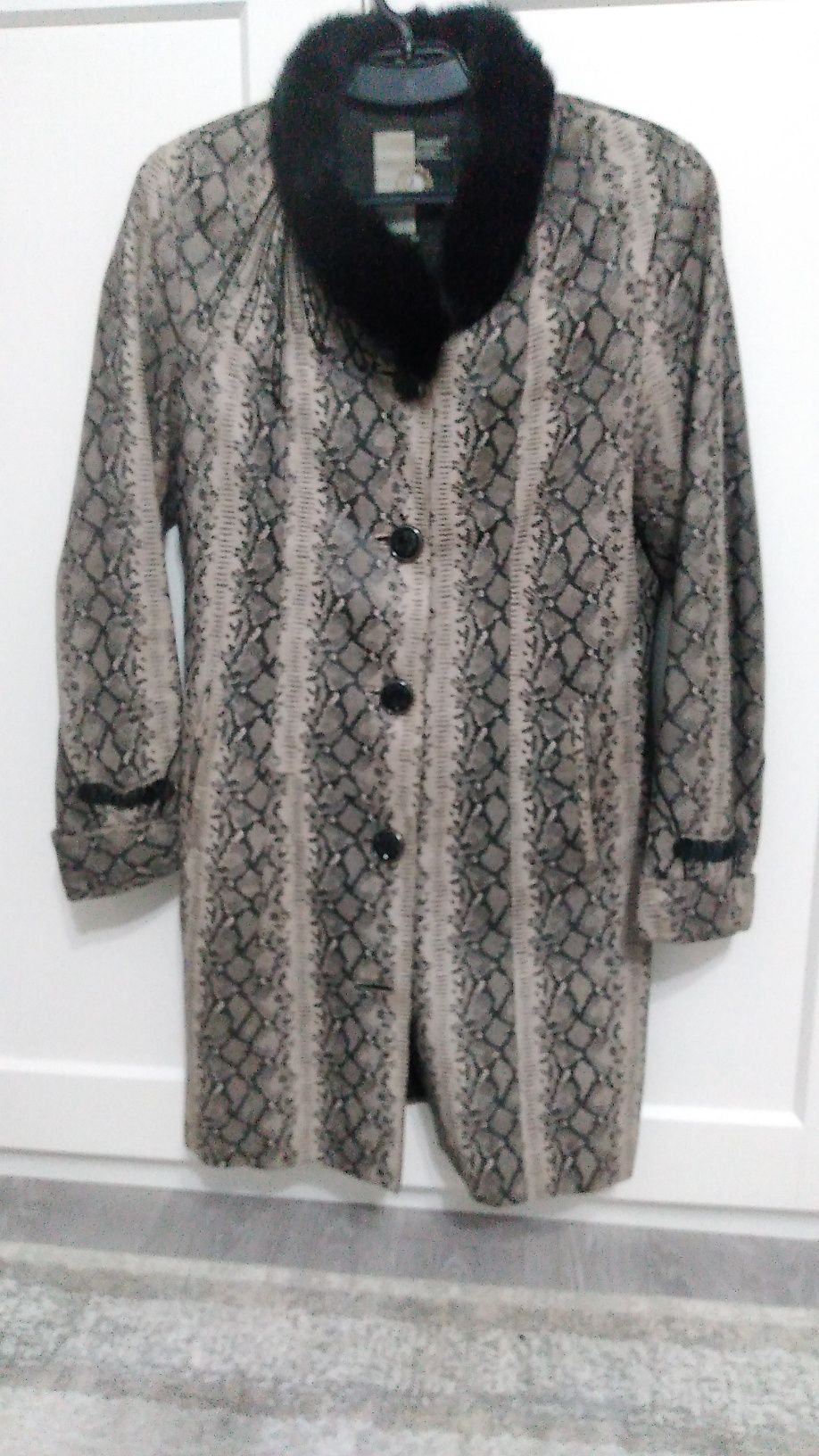 Женское кожанное пальто с утеплением с норковым воротником