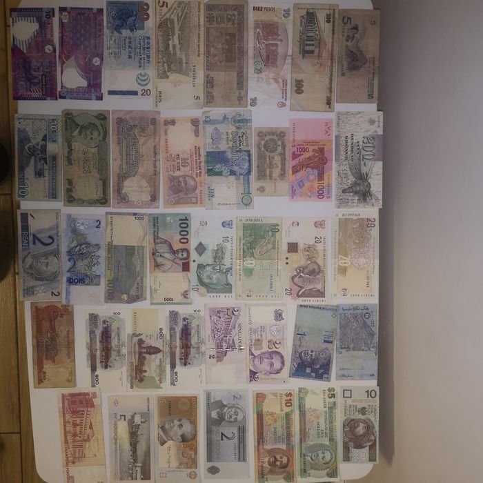 Lot 80 de bacnote din toata lumea inclusiv cateva Romanesti