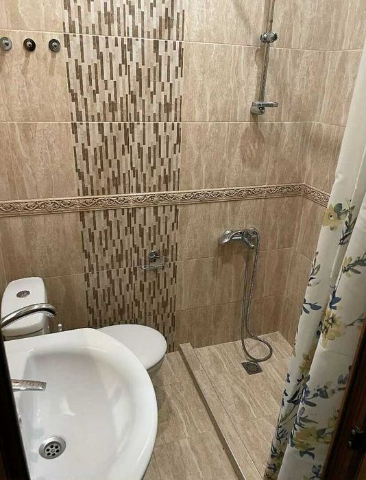 Тристаен апартамент, Широк Център