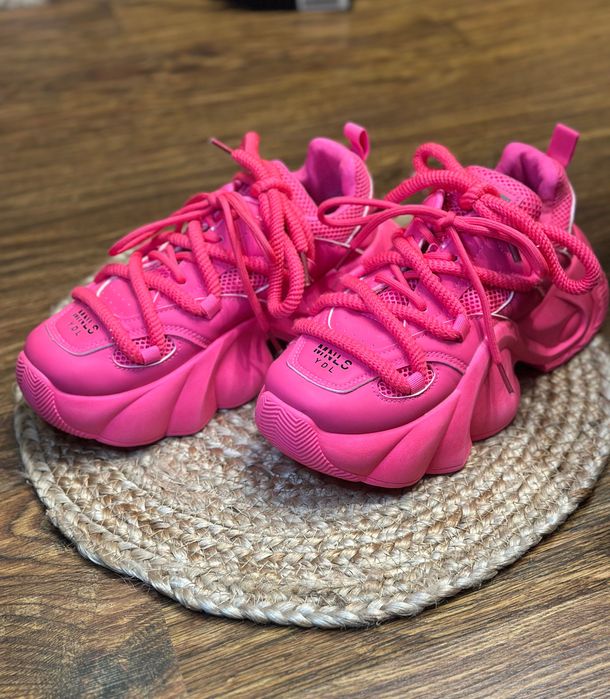 Розови маратонки