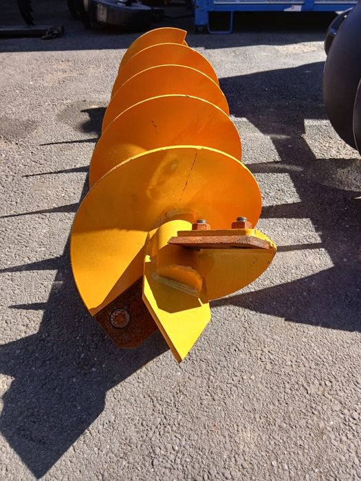 Burghiu pentru găuri pământ tractor