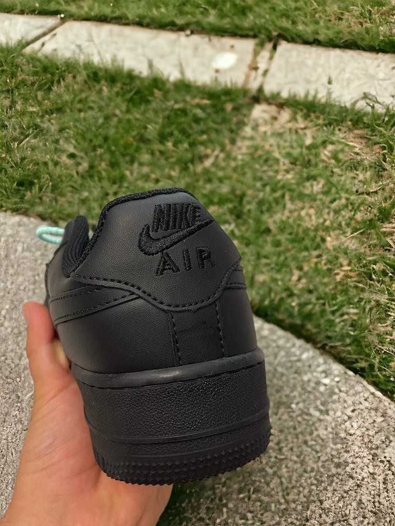 Nike Air Force 1 Triple Black / Adidasi Noi cu eticheta