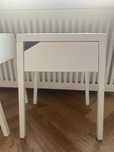 2 noptiere albe IKEA, din metal.