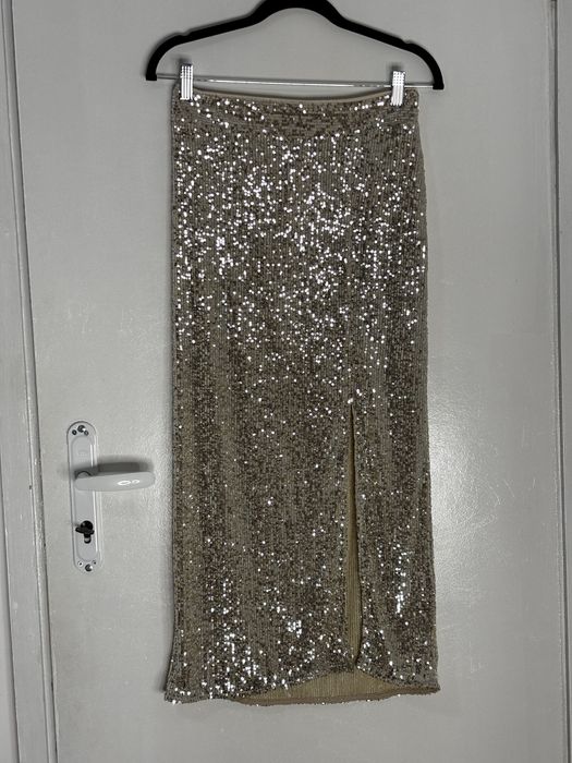 Златист комплект от пола и бюстие