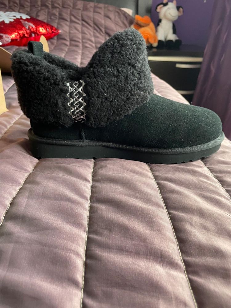 Vand o pereche UGG model nou, din America, marimea 40, noi, cadou