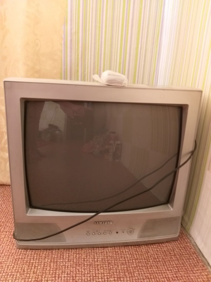 Продам телевизор марки Самсунг старого образца .