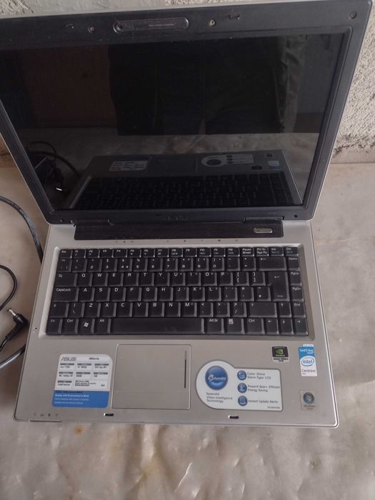 Лаптоп ASUS A8SC работи перфектно състояние Windows 7pro 32bit зарядно