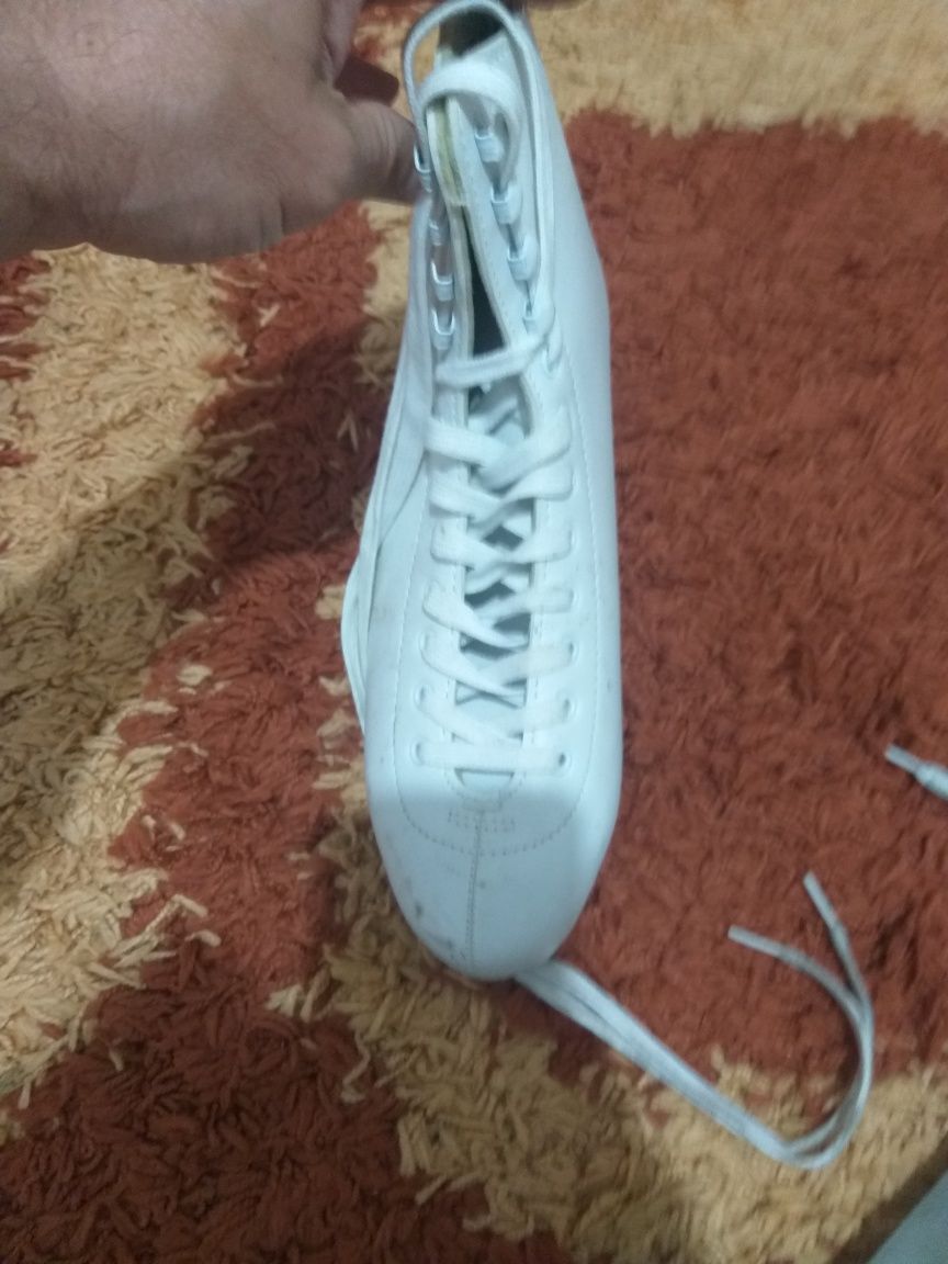 Vand patine pt fete pret 105 lei negociabil
