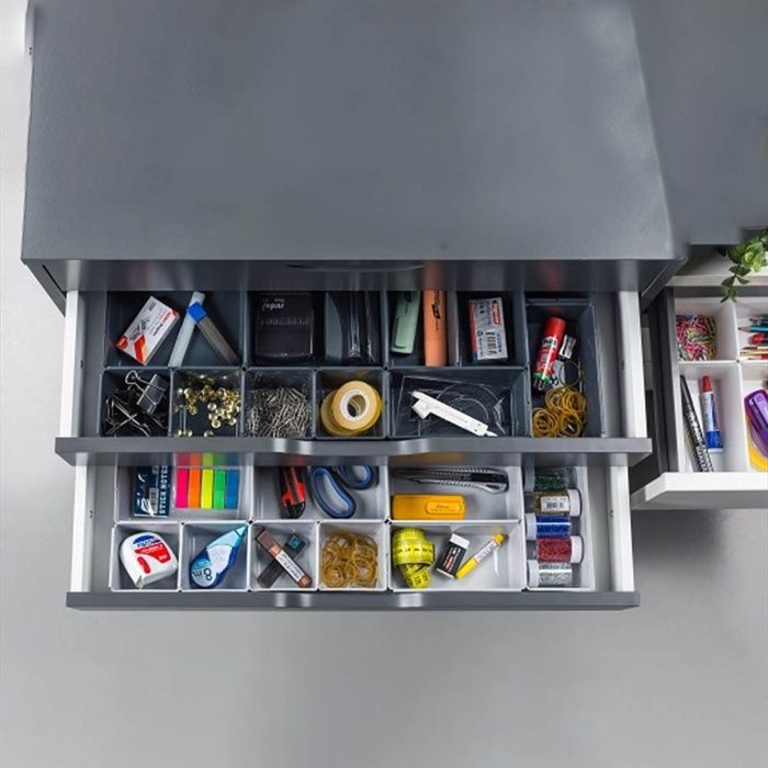 Модулен органайзер за чекмедже и подредени съдове и инструменти