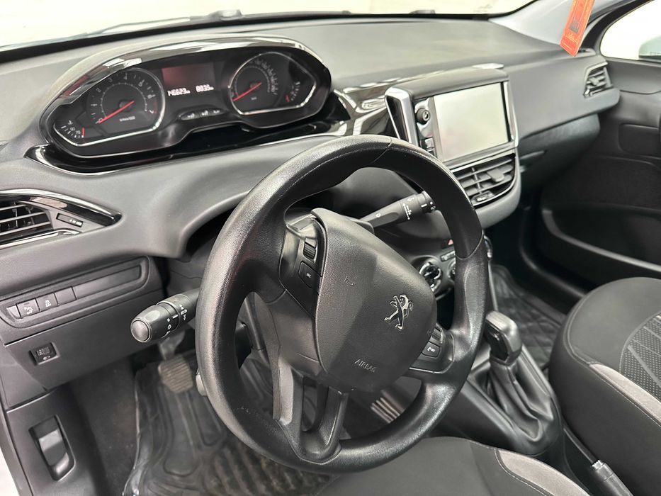 * Peugeot  208 *