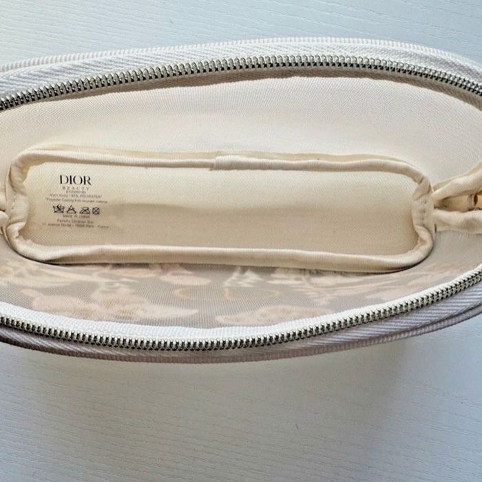 Чантичка козметична на Dior и гримове