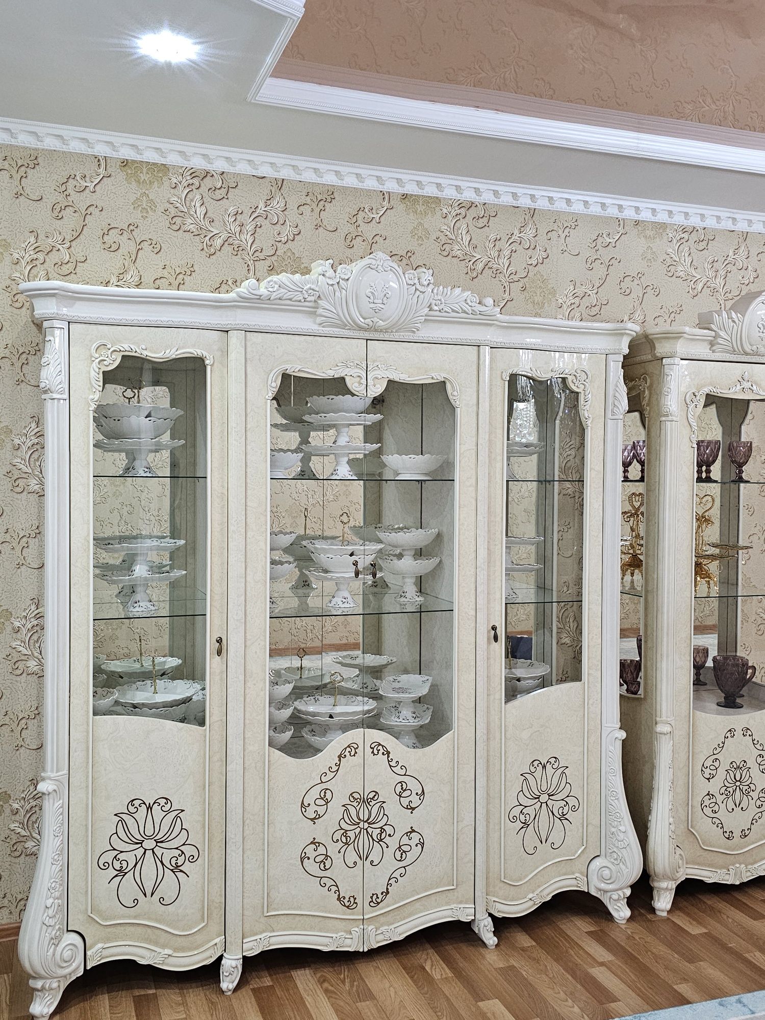 Шкаф-витрина,Сервант