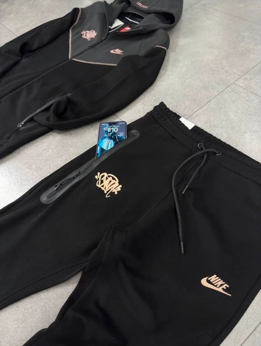 Nike Tech Syna World