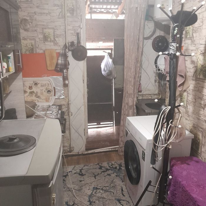 Сергели Спутнике 1.  2 х комнатную квартиру в деревянном доме 1/2