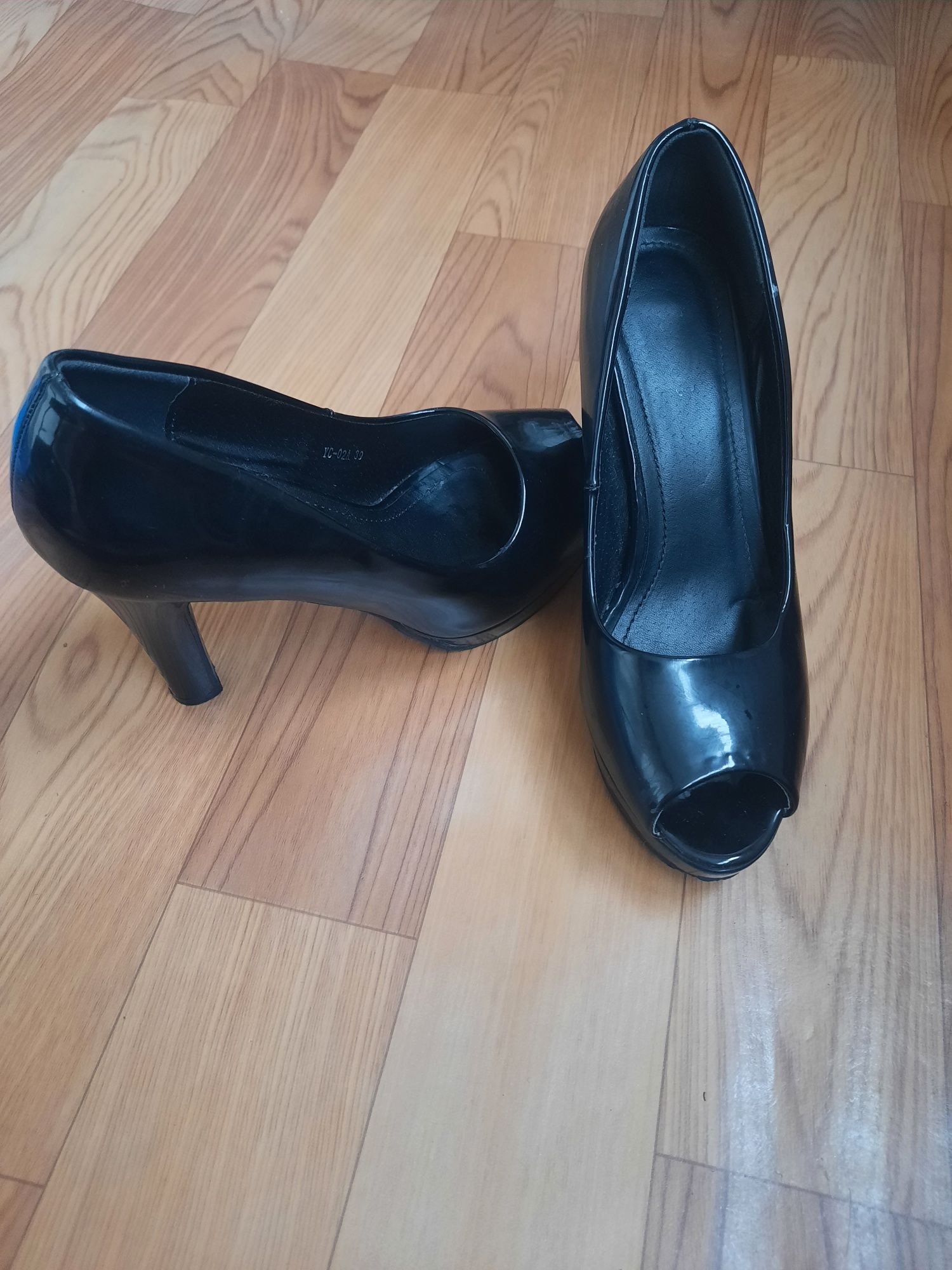 Туфли на каблуках женские