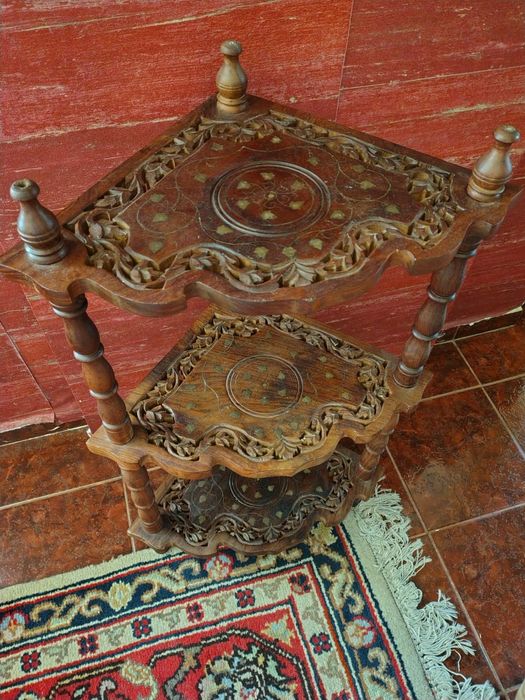 Etajeră din lemn de nuc, sculptată manual, cu intarsii din bronz