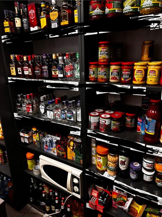 Rafturi magazin pal si tejghele sticla