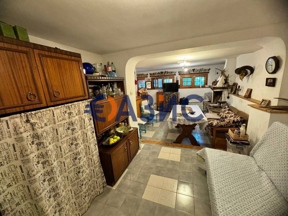 Красива двуетажна къща с парцел от 1375 кв. м в С. Приселци, гр. Обзор