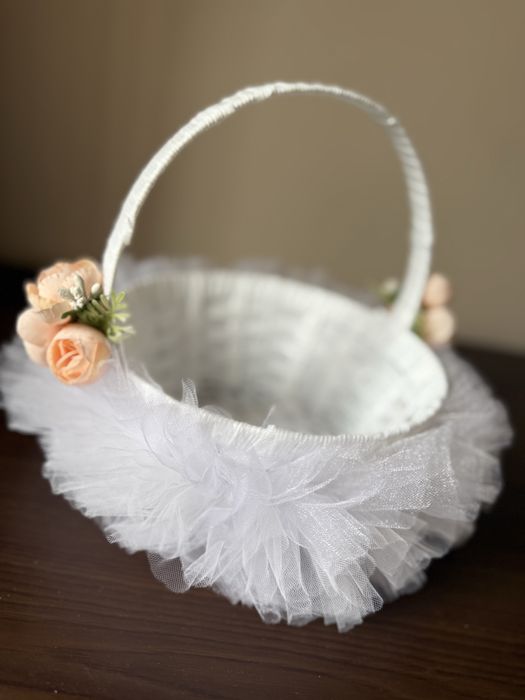 Бяла Кошница с тюл, Божури и Рози – За Шаферки/Подаръци